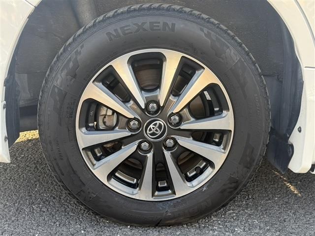 TOYOTA ESQUIRE HYBRID 2017