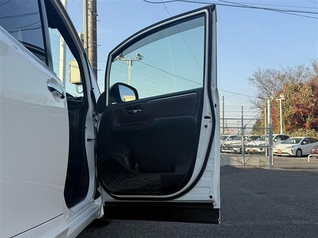 TOYOTA ESQUIRE HYBRID 2017