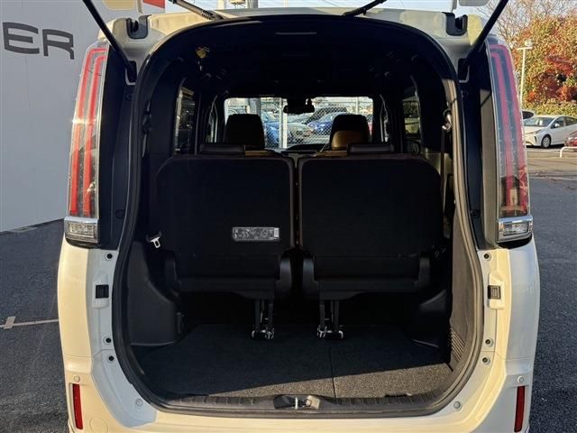 TOYOTA ESQUIRE HYBRID 2017