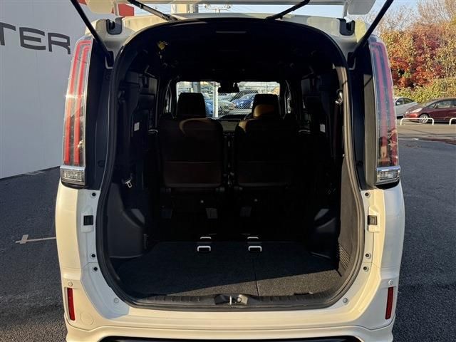 TOYOTA ESQUIRE HYBRID 2017