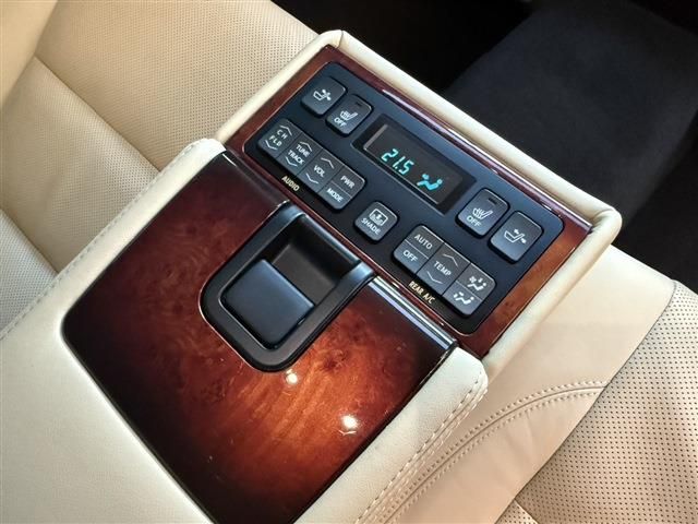 TOYOTA CROWN MAJESTA HYBRID 2017