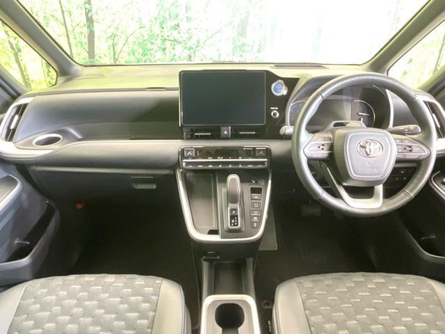 TOYOTA VOXY HYBRID 2023