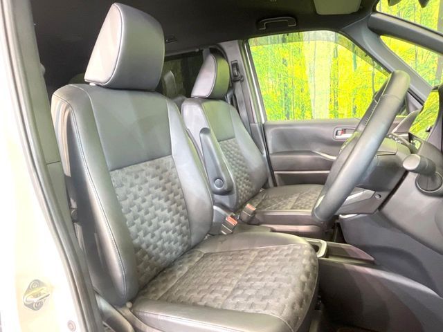 TOYOTA VOXY HYBRID 2023