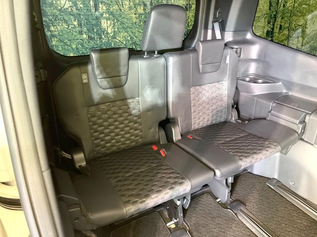 TOYOTA VOXY HYBRID 2023