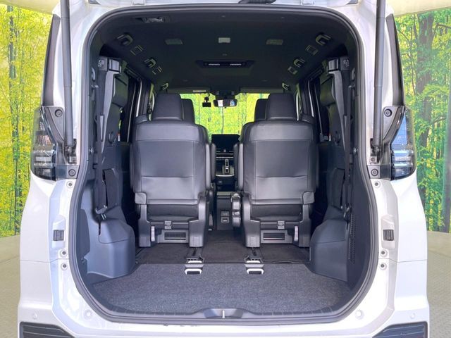 TOYOTA VOXY HYBRID 2023