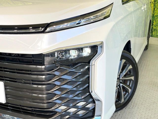 TOYOTA VOXY HYBRID 2023