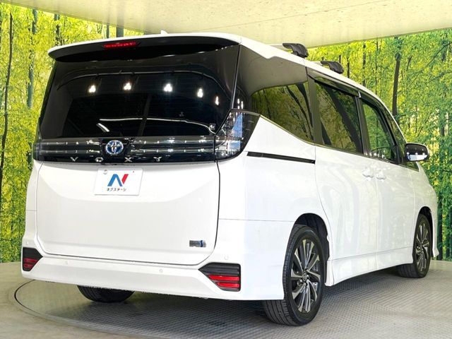 TOYOTA VOXY HYBRID 2023