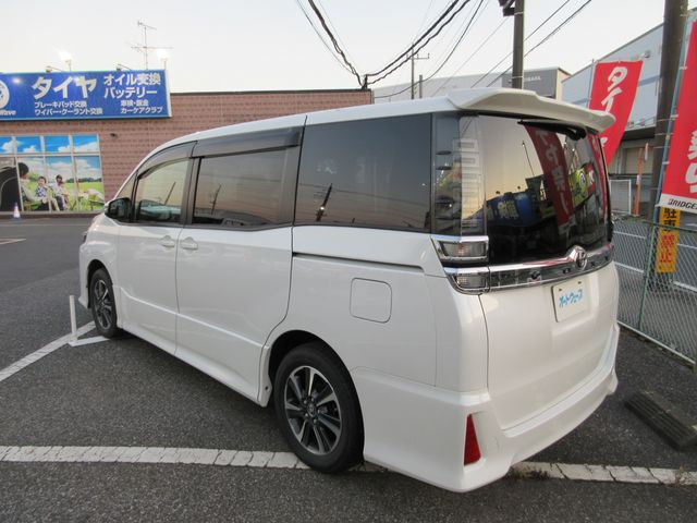 TOYOTA VOXY 2017