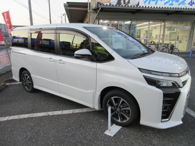 TOYOTA VOXY 2017