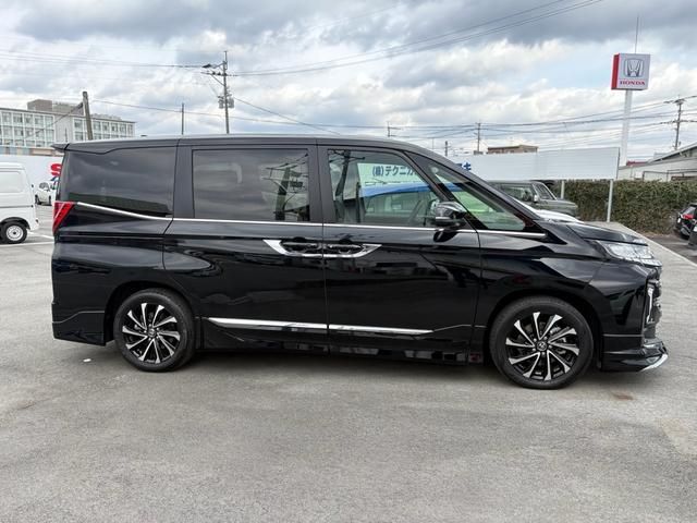 TOYOTA NOAH HYBRID 2025