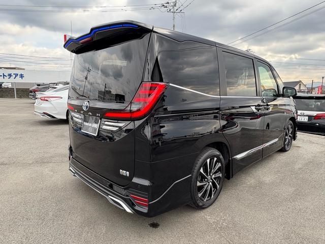 TOYOTA NOAH HYBRID 2025