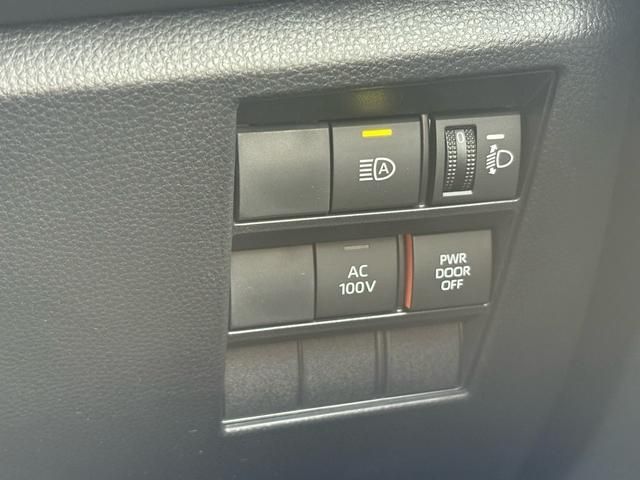 TOYOTA NOAH HYBRID 2025