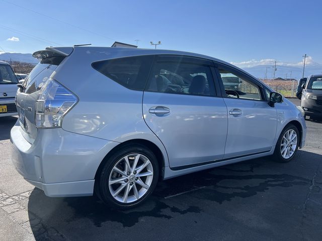 TOYOTA PRIUS Alpha 2012