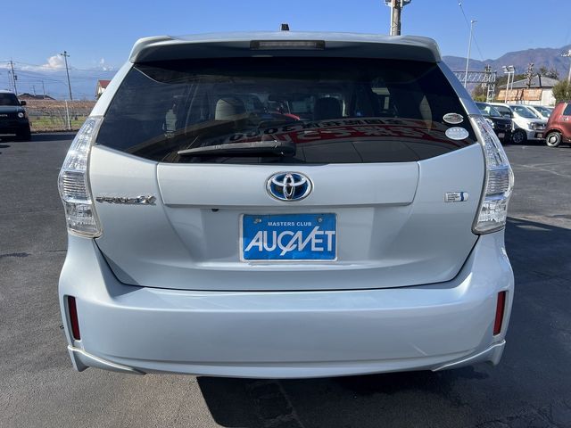 TOYOTA PRIUS Alpha 2012