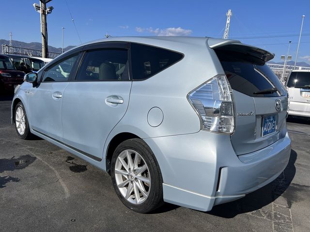 TOYOTA PRIUS Alpha 2012