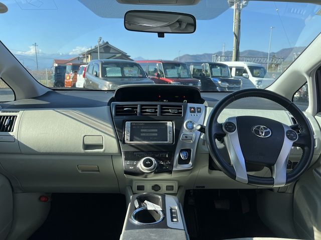 TOYOTA PRIUS Alpha 2012