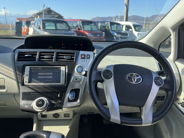 TOYOTA PRIUS Alpha 2012