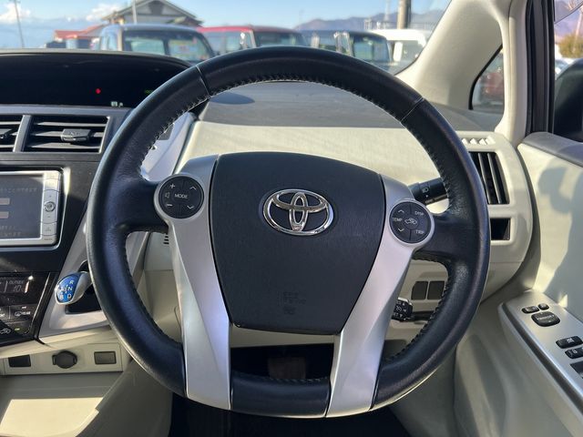 TOYOTA PRIUS Alpha 2012