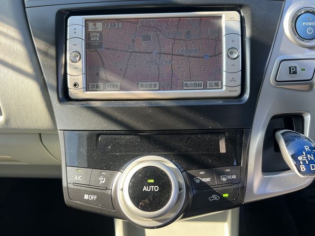 TOYOTA PRIUS Alpha 2012