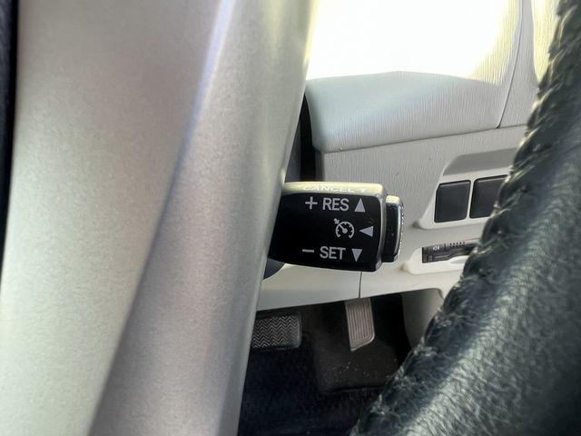 TOYOTA PRIUS Alpha 2012