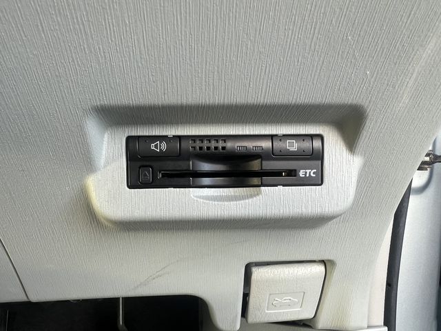 TOYOTA PRIUS Alpha 2012