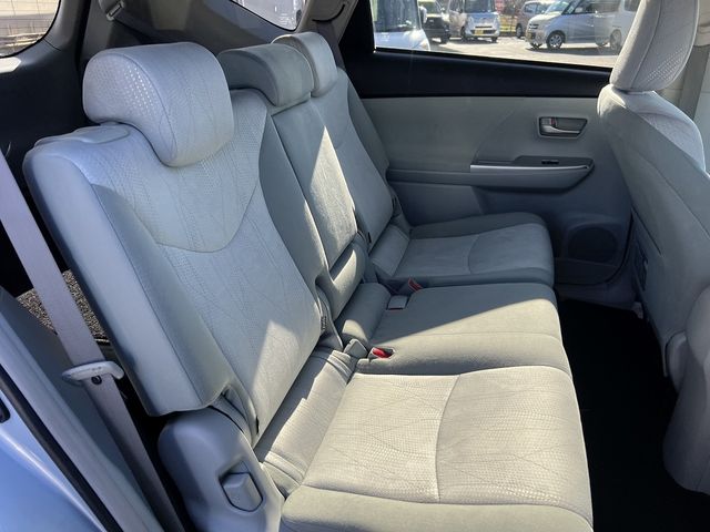 TOYOTA PRIUS Alpha 2012