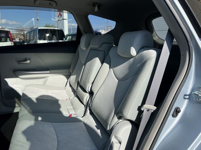 TOYOTA PRIUS Alpha 2012