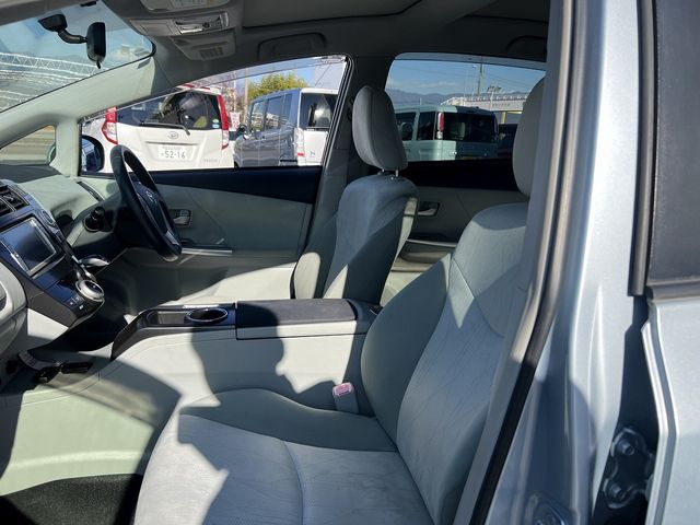 TOYOTA PRIUS Alpha 2012