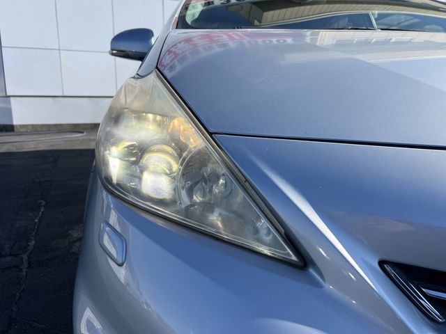 TOYOTA PRIUS Alpha 2012
