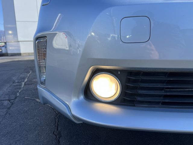 TOYOTA PRIUS Alpha 2012