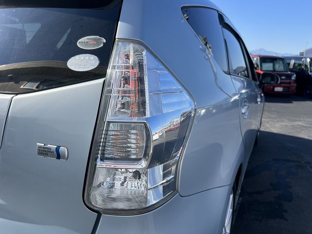 TOYOTA PRIUS Alpha 2012