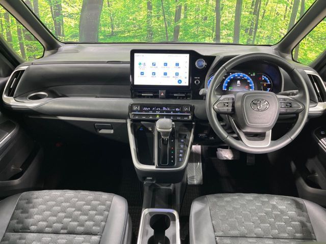 TOYOTA VOXY HYBRID 2023