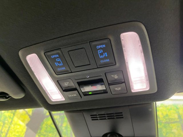 TOYOTA VOXY HYBRID 2023