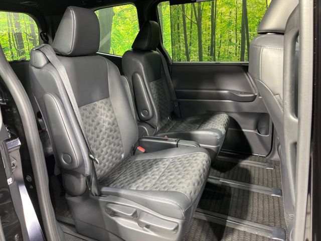 TOYOTA VOXY HYBRID 2023