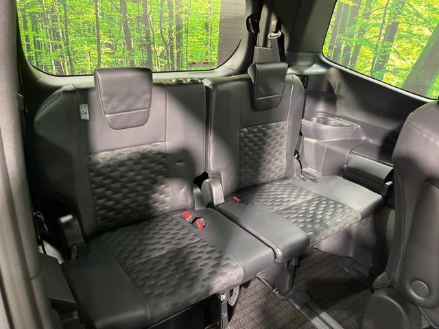 TOYOTA VOXY HYBRID 2023