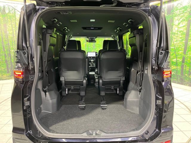 TOYOTA VOXY HYBRID 2023