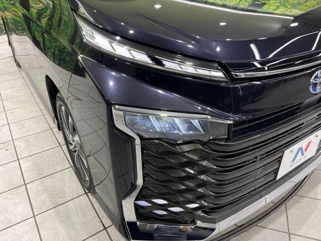 TOYOTA VOXY HYBRID 2023