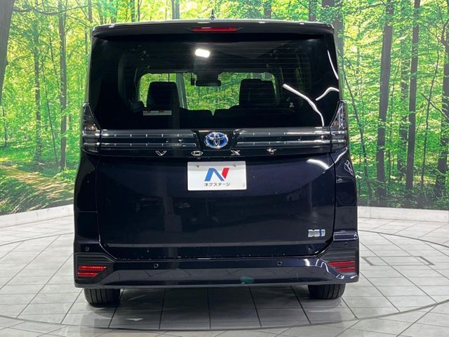 TOYOTA VOXY HYBRID 2023