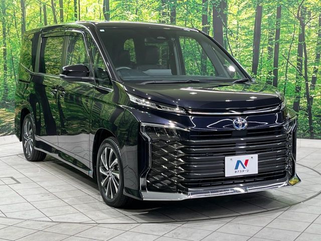 TOYOTA VOXY HYBRID 2023