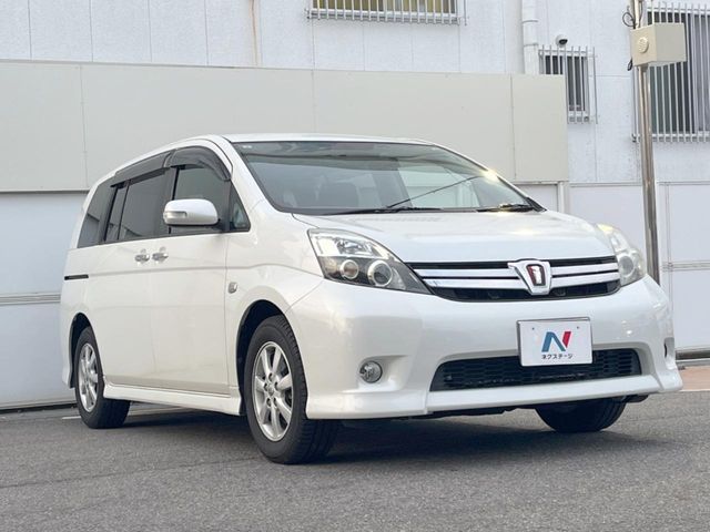 TOYOTA Isis 2011