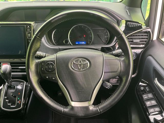TOYOTA VOXY 2014