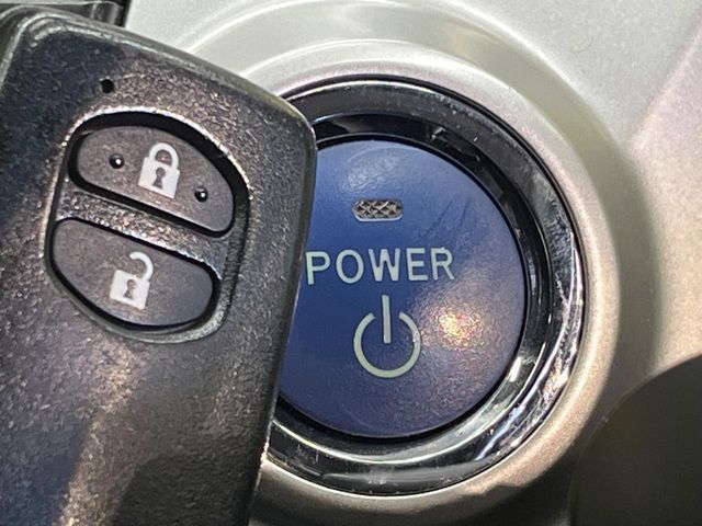 TOYOTA PRIUS Alpha 2012