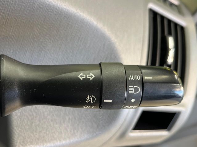 TOYOTA PRIUS Alpha 2012