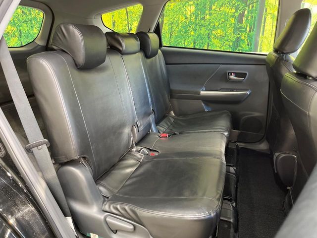 TOYOTA PRIUS Alpha 2012