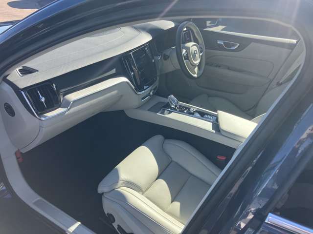 VOLVO VOLVO V60 2023