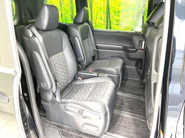 TOYOTA VOXY HYBRID 2022