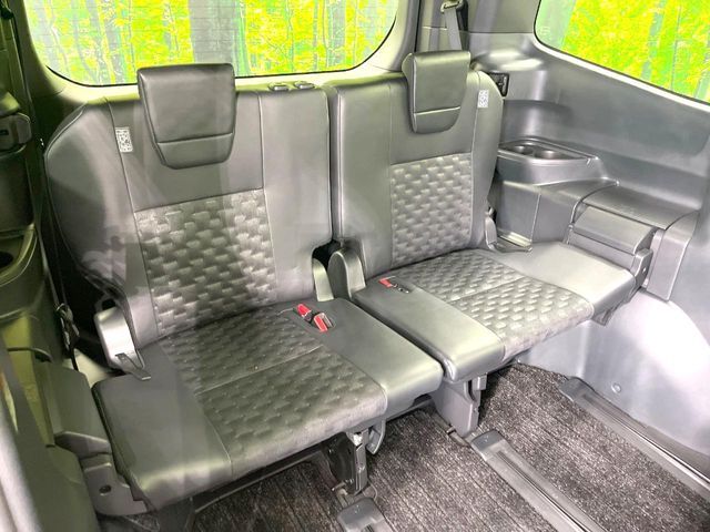 TOYOTA VOXY HYBRID 2022