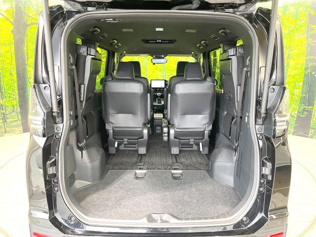 TOYOTA VOXY HYBRID 2022