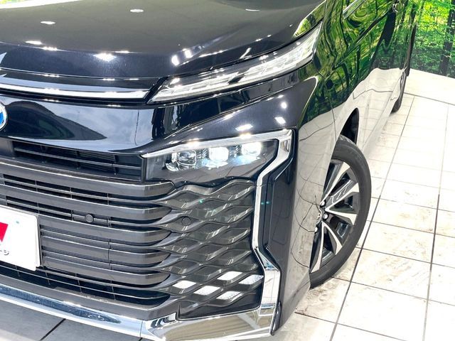 TOYOTA VOXY HYBRID 2022