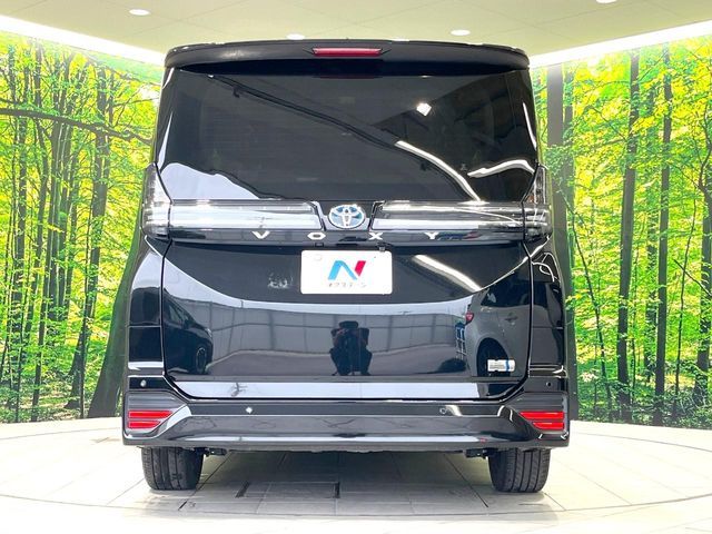 TOYOTA VOXY HYBRID 2022